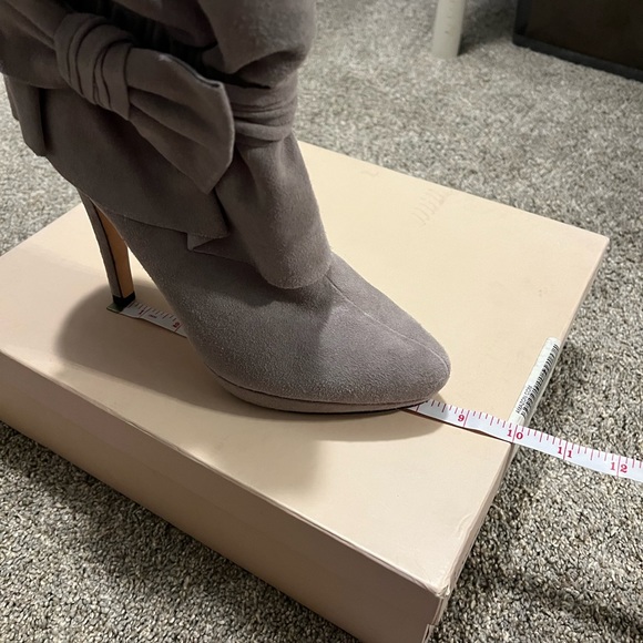 Bourne Nordstrom ‘Elle’ ankle boot with accent bow.  Color Smoke; EU 41; US 10.5 - Picture 16 of 16